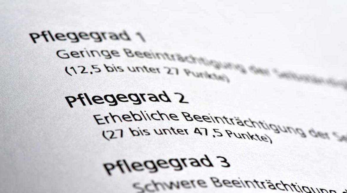 Pflegegrad 2 auf Blatt Papier gedruckt