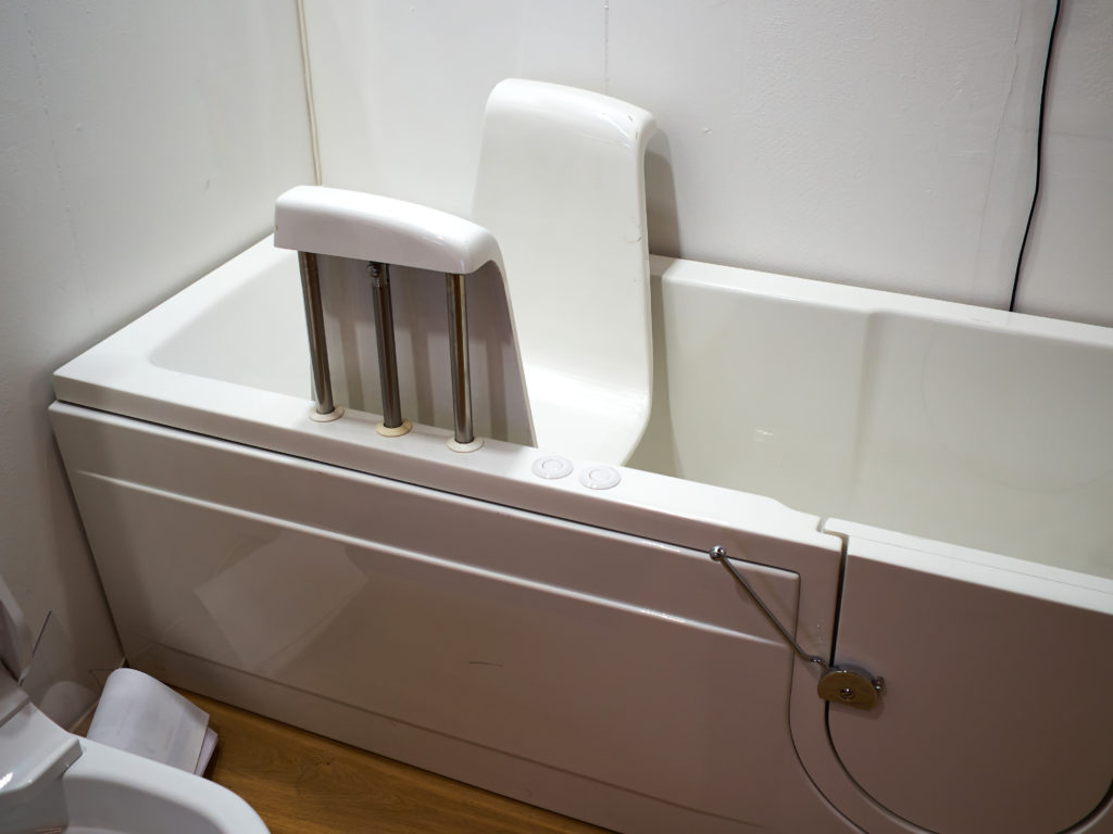 Moderner, elektronischer Badewannenlift für Menschen mit Behinderung