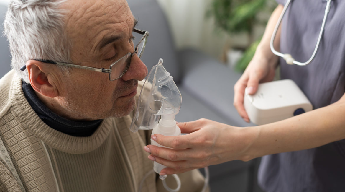 Asthma-COPD-Atemvernebler und Maske, gegeben von einem Arzt oder einer Krankenschwester