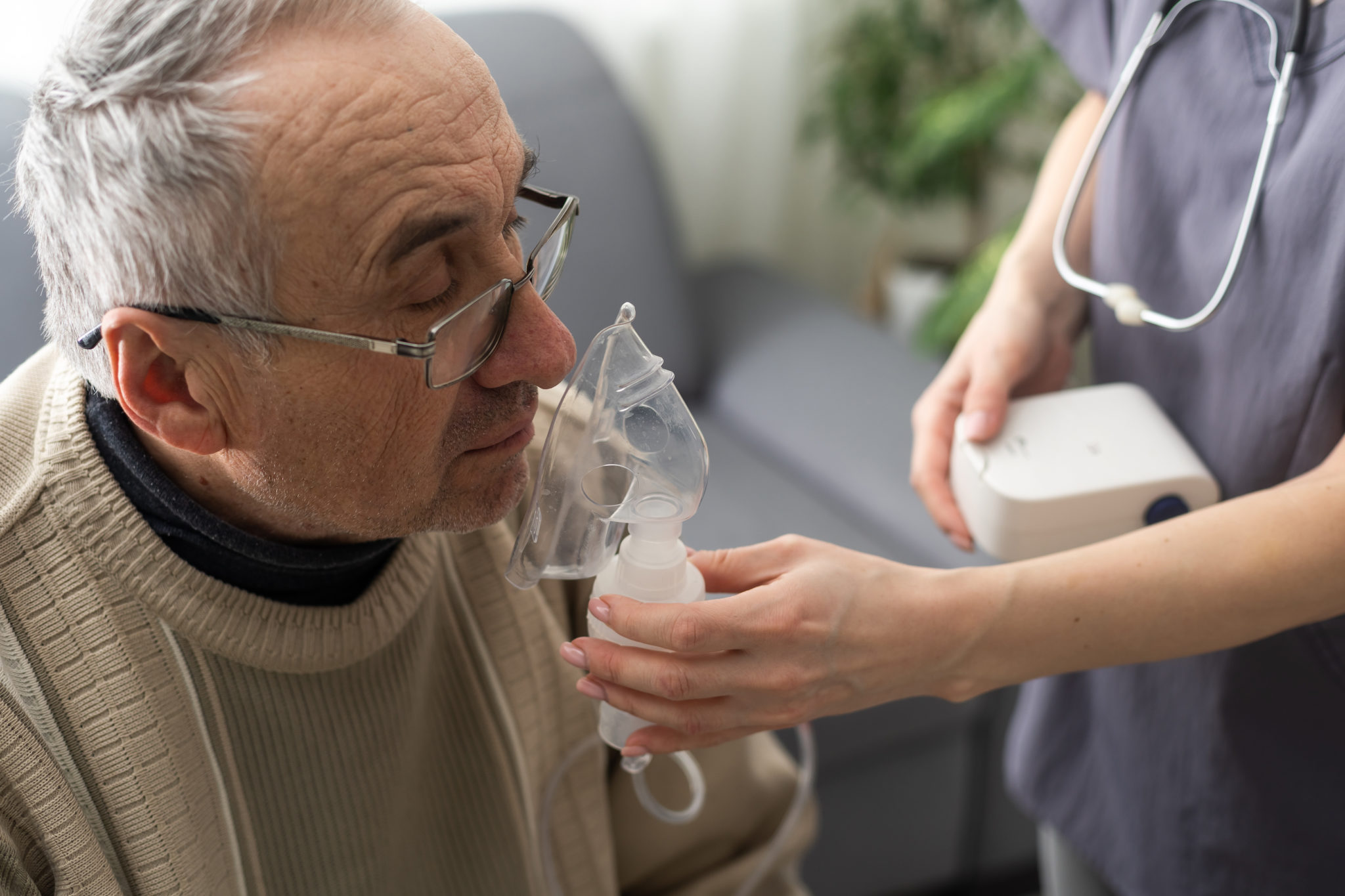 Asthma-COPD-Atemvernebler und Maske, gegeben von einem Arzt oder einer Krankenschwester