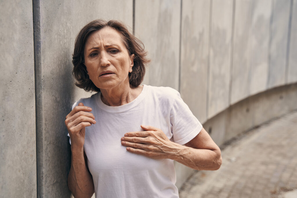 Ältere Frau hat Herzinfarkt Symptome
