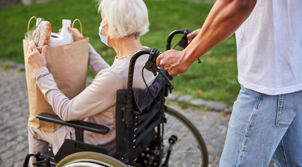 Junger Mann leistet Sozialhilfe nach SGB XII einer älteren Frau